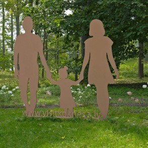 Vecāku un bērna siluets Kokneses parkā Vecāku un bērna siluets Kokneses parkā