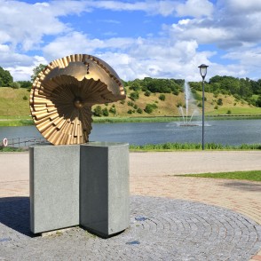Vides objekts Latvijas saule Talsos pie ezera un strūklakas Vides objekts Latvijas saule Talsos pie ezera un strūklakas