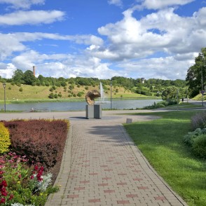 Talsu ezera krasta parks ar vides objektu Latvijas saule un ziedu dobēm Talsu ezera krasta parks ar vides objektu Latvijas saule un ziedu dobēm