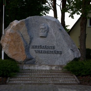 Piemineklis Krišjānim Valdemāram Valdemārpilī Piemineklis Krišjānim Valdemāram Valdemārpilī