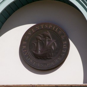 Ģerbonis Ventspils brīvostas pārvaldes ēkas fasādē Ģerbonis Ventspils brīvostas pārvaldes ēkas fasādē