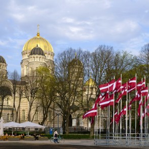 Esplanāde, Rīgas Kristus Piedzimšanas pareizticīgo katedrāle un Latvijas karogi Esplanāde, Rīgas Kristus Piedzimšanas pareizticīgo katedrāle un Latvijas karogi