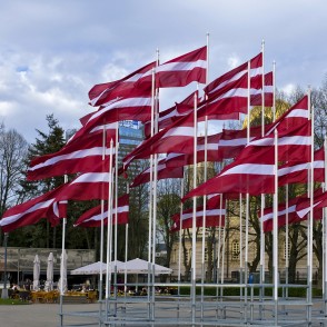 Latvijas karogi Esplanādē Latvijas karogi Esplanādē