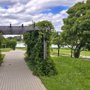 Koka pergola un bruģēts celiņš pie Vilkmuižas ezera Talsos Koka pergola un bruģēts celiņš pie Vilkmuižas ezera Talsos
