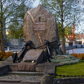 Piemineklis jūrniekiem un zvejniekiem Ventspilī Piemineklis jūrniekiem un zvejniekiem Ventspilī