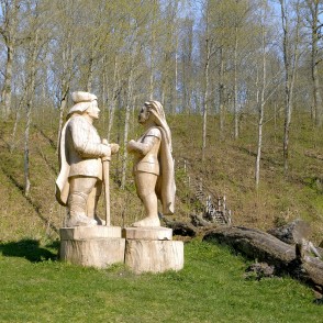Koka skulptūras "Indulis un Ārija" Embūtē Koka skulptūras "Indulis un Ārija" Embūtē