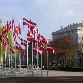 Latvijas karogi Esplanādē Latvijas karogi Esplanādē