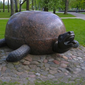 Skulptūra "Bruņurupucis" Reņķa dārzā, Ventspilī Skulptūra "Bruņurupucis" Reņķa dārzā, Ventspilī