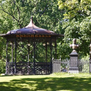 Lapene un Grāfa Karla Gustava fon Zīversa krūšutēls Lapene un Grāfa Karla Gustava fon Zīversa krūšutēls