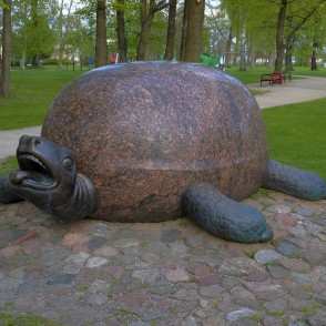 Skulptūra "Bruņurupucis" Reņķa dārzā, Ventspilī Skulptūra "Bruņurupucis" Reņķa dārzā, Ventspilī