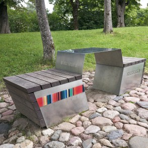Intara Busuļa muzikālais soliņš Talsos parkā uz akmeņu bruģa pamatnes Intara Busuļa muzikālais soliņš Talsos parkā uz akmeņu bruģa pamatnes