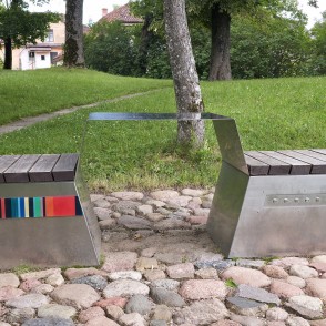 Intara Busuļa muzikālais soliņš Talsu parkā ar krāsainu akcentu un pogām Intara Busuļa muzikālais soliņš Talsu parkā ar krāsainu akcentu un pogām