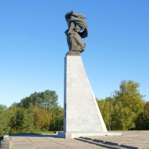 Piemineklis bojā gājušajiem jūrniekiem un zvejniekiem Liepājā Piemineklis bojā gājušajiem jūrniekiem un zvejniekiem Liepājā