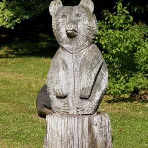 Koka skulptūras Jaunmoku pils parkā Koka skulptūras Jaunmoku pils parkā