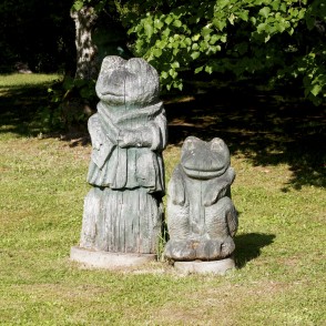 Koka skulptūras Jaunmoku pils parkā Koka skulptūras Jaunmoku pils parkā