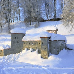 Kandavas bruņinieku pils makets ziemā Kandavas bruņinieku pils makets ziemā
