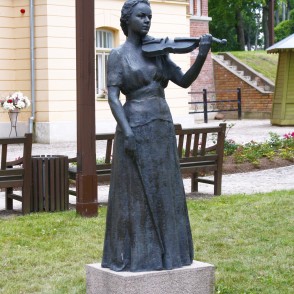 L. Rezevskas skulptūra "Vijolniece Lida Rubene" L. Rezevskas skulptūra "Vijolniece Lida Rubene"