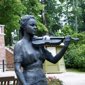 L. Rezevskas skulptūra "Vijolniece Lida Rubene" L. Rezevskas skulptūra "Vijolniece Lida Rubene"