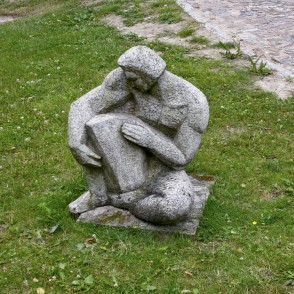 L. Rezevskas skulptūra "Koklētājs" (1975) L. Rezevskas skulptūra "Koklētājs" (1975)