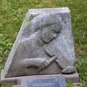 L. Rezevskas skulptūra "Vijolnieks" (1956) L. Rezevskas skulptūra "Vijolnieks" (1956)