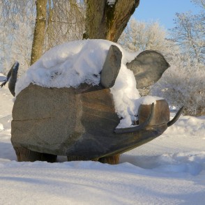 Skulptūra - Mežakuilis ziemā, Kandava Skulptūra - Mežakuilis ziemā, Kandava