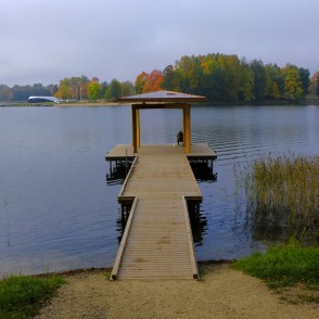Laipa ar nojumi Alūksnes ezerā pie Tempļa kalna Laipa ar nojumi Alūksnes ezerā pie Tempļa kalna