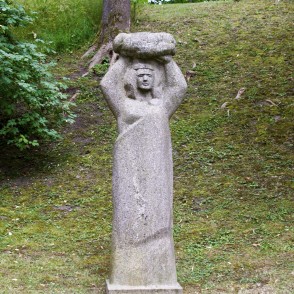 L. Rezevskas skulptūra "Uz dziesmu svētkiem" (1984) L. Rezevskas skulptūra "Uz dziesmu svētkiem" (1984)