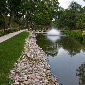 Dīķītis ar strūklaku Kuldīgas pilsētas dārzā Dīķītis ar strūklaku Kuldīgas pilsētas dārzā