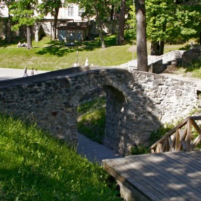 Tiltiņš Cēsu Pils parkā Tiltiņš Cēsu Pils parkā