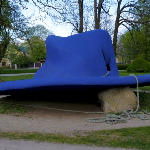 Skulptūra "Lutauša cepure", Reņķa dārzs, Ventspils Skulptūra "Lutauša cepure", Reņķa dārzs, Ventspils