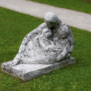 L. Rezevskas skulptūra "Māte ar bērniem" (1970) L. Rezevskas skulptūra "Māte ar bērniem" (1970)