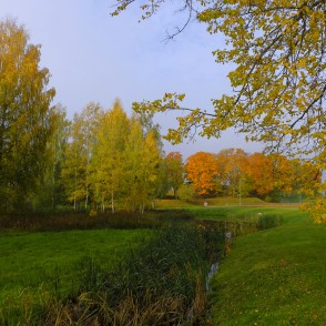 Alūksnes Pilssalas rudens ainava Alūksnes Pilssalas rudens ainava