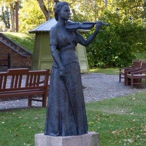 L. Rezevskas skulptūra "Vijolniece Lida Rubene" (1951) L. Rezevskas skulptūra "Vijolniece Lida Rubene" (1951)