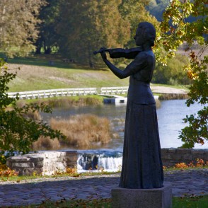 L. Rezevskas skulptūra "Vijolniece Lida Rubene" (1951) L. Rezevskas skulptūra "Vijolniece Lida Rubene" (1951)