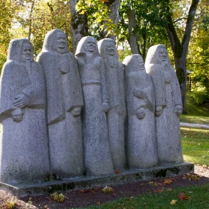 L. Rezevskas skulptūra "Suitu sievas" (1980) L. Rezevskas skulptūra "Suitu sievas" (1980)