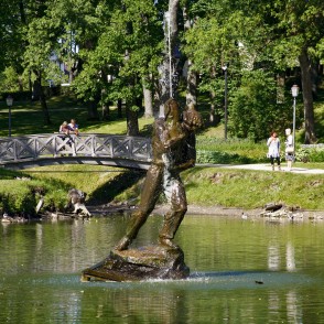 Skulptūra-strūklaka „Vīrs ar samu” Skulptūra-strūklaka „Vīrs ar samu”