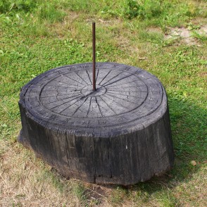 Saules pulkstenis Līgatnes Vienkoču parkā Saules pulkstenis Līgatnes Vienkoču parkā