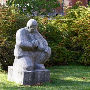 L. Rezevskas skulptūra "Tautas muzikants" (1977) L. Rezevskas skulptūra "Tautas muzikants" (1977)