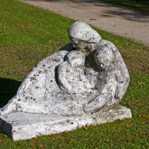 L. Rezevskas skulptūra "Māte ar bērniem" (1970) L. Rezevskas skulptūra "Māte ar bērniem" (1970)
