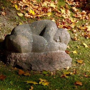 L. Rezevskas skulptūra "Bārenīte" (1987) L. Rezevskas skulptūra "Bārenīte" (1987)