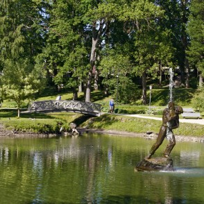 Skulptūra-strūklaka „Vīrs ar samu” Skulptūra-strūklaka „Vīrs ar samu”