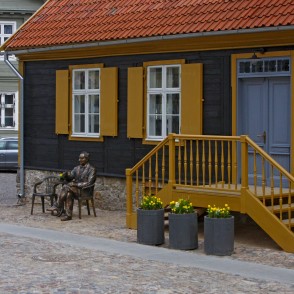 Piemineklis "Tējas tase kopā ar Ēvaldu Valteru" Piemineklis "Tējas tase kopā ar Ēvaldu Valteru"