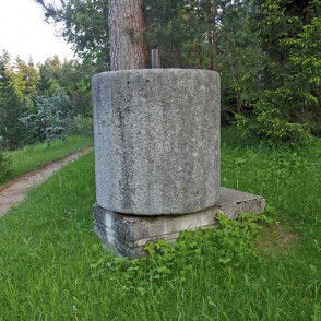 Akmens cilindrs Špakovska parkā Akmens cilindrs Špakovska parkā