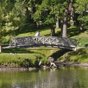 Koka tilts Cēsu Pils parkā Koka tilts Cēsu Pils parkā