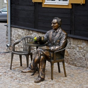 Piemineklis "Tējas tase kopā ar Ēvaldu Valteru" Piemineklis "Tējas tase kopā ar Ēvaldu Valteru"