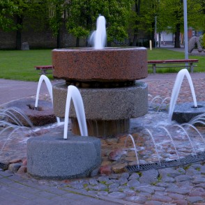 Strūklaka Dzirnavu laukumā, Ventspilī Strūklaka Dzirnavu laukumā, Ventspilī