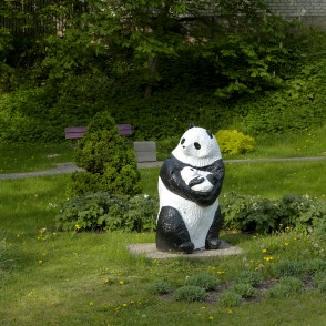 Koka skulptūra "Pandas mamma ar mazuli" (Aizpute) Koka skulptūra "Pandas mamma ar mazuli" (Aizpute)