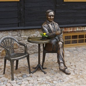 Piemineklis "Tējas tase kopā ar Ēvaldu Valteru" Piemineklis "Tējas tase kopā ar Ēvaldu Valteru"