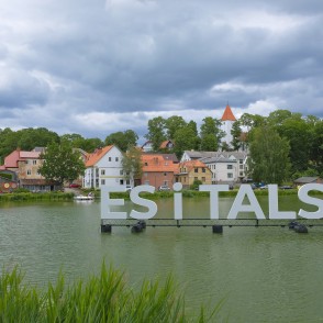 Uzraksts "ES i TALSI", Talsu ainava Uzraksts "ES i TALSI", Talsu ainava