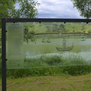 Stends Talsu ezera krastā "Teika par Nāroni" Stends Talsu ezera krastā "Teika par Nāroni"